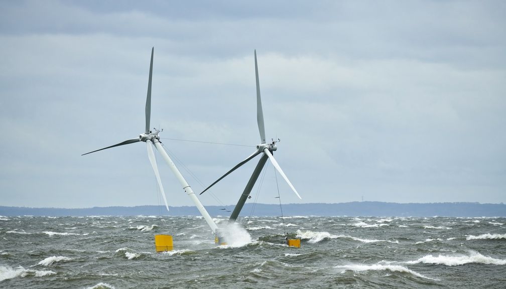 Schwimmende Pilot-Windkraftanlage &quot;Nezzy&quot; mit zwei Rotoren. (Bild: EnBW)