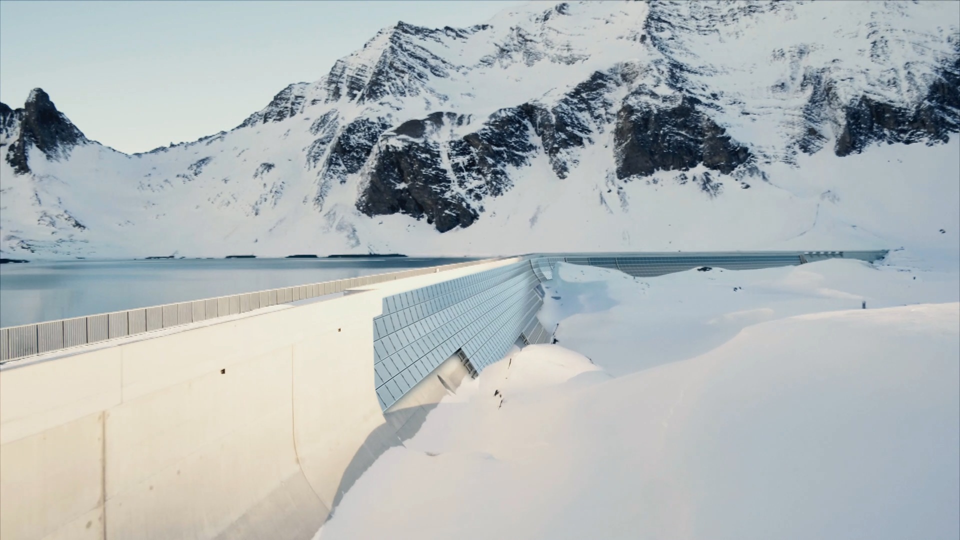 Solarstrom ist der Träger der Schweizer Energiezukunft. In den Alpen ist das Potenzial am grössten, um die befürchtete Stromlücke im Winter zu schliessen. Das mit einer Leistung von 2,2 Megawatt grösste alpine Solarkraftwerk an der Staumauer des Muttsees ist ein Anfang. (Bild: AXPO)