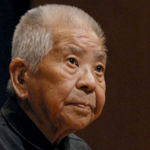 Tsutomu Yamaguchi (1916 - 2010) überlebte beide Atombombenabwürfe. Die Folgen der Verstrahlung zeigten sich bei ihm im Alter. Er erkrankte an Leukämie. Auch seine Frau und seine drei Kinder trugen gesundheitliche Schäden davon. . 