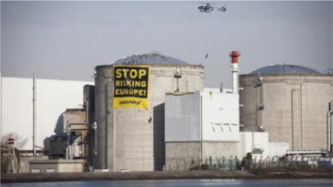 Das AKW Fessenheim mit Banner von Greenpeace France. Aktion von 2014 zur Abschaltung wegen der Terrorgefahr.