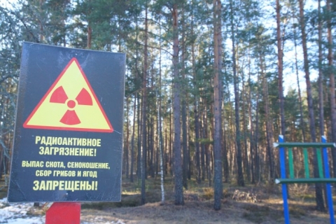 Warnschild aus einer als radiologisches Schutzgebiet deklarierten Sperrzone bei Choiniki. Das Sammeln, Jagen und Holz schlagen ist streng verboten. 