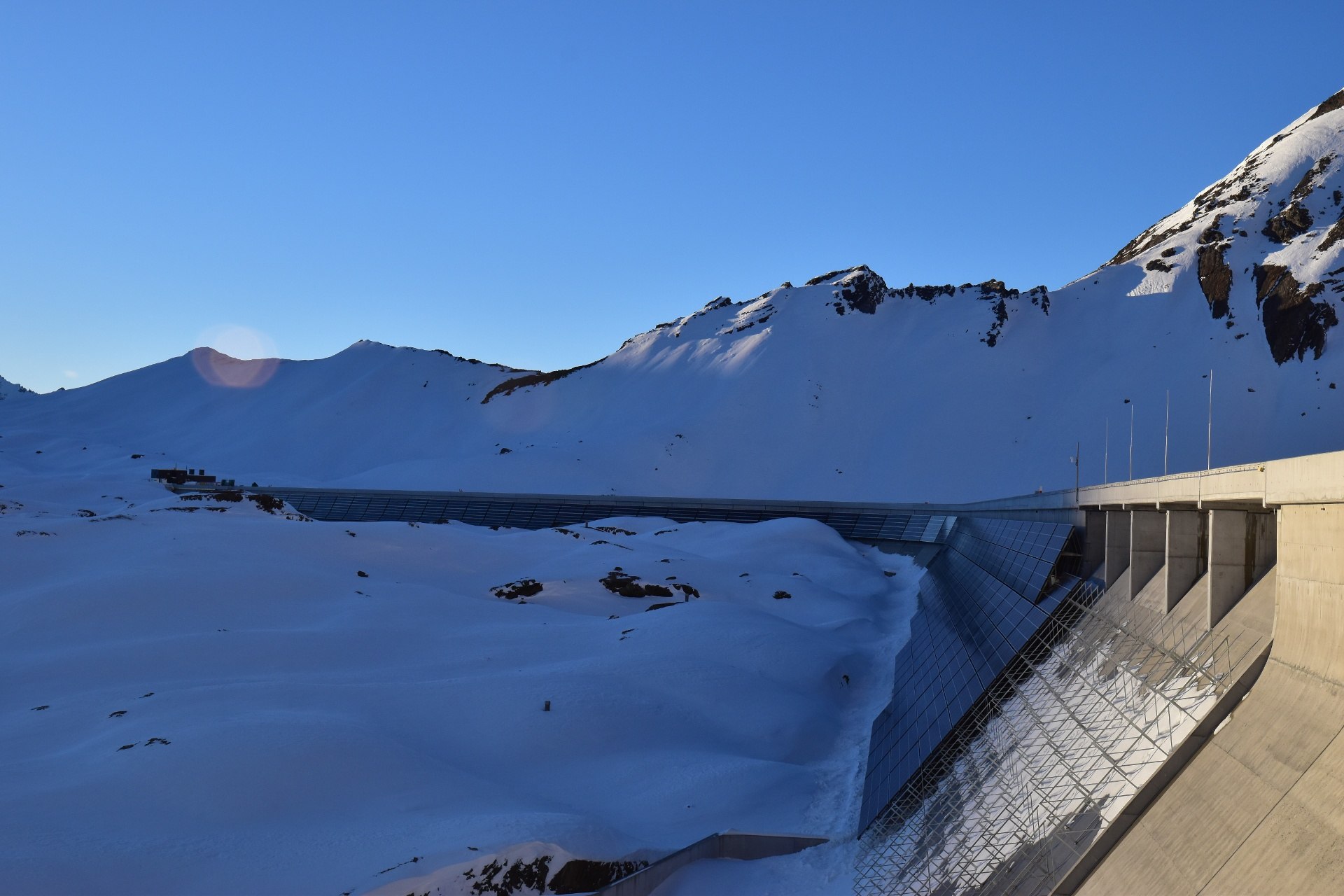 Solarkraftwerk an der Staumauer des Muttsees im Glarnerland. Diese im Winter sehr effektiven Kraftwerke sollen helfen, Stromlücken zu schliessen (Bild: Alpinsolar)